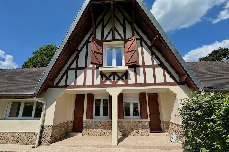 Menuiseries blanches en façade